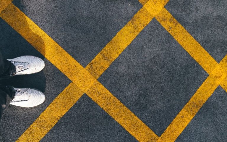 La señal amarilla pintada en el suelo de la que todos hablan: ¿Qué significa?