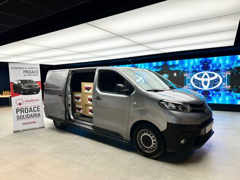 Toyota Proace: cargada hasta los topes con raciones solidarias