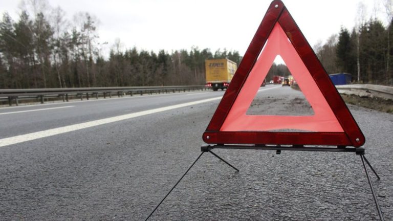 Así son los triángulos de colores que pinta la DGT en la carretera: ¿Conoces su significado?