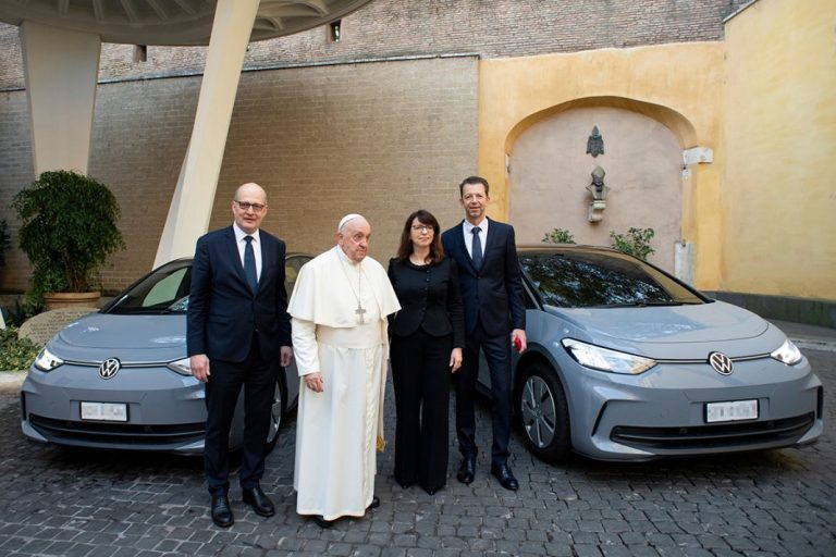 Los nuevos coches del Papa Francisco ¡serán eléctricos!