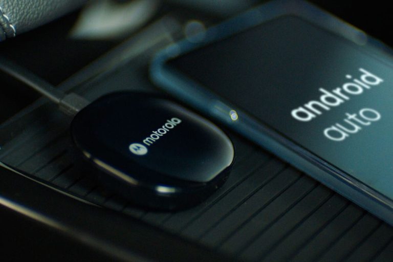 Amazon pulveriza el precio de este accesorio para tener Android Auto sin cables en tu coche