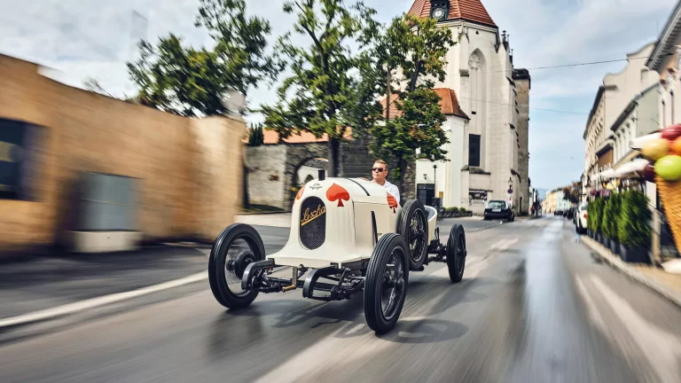 El primer coche de Ferdinand Porsche sale de paseo