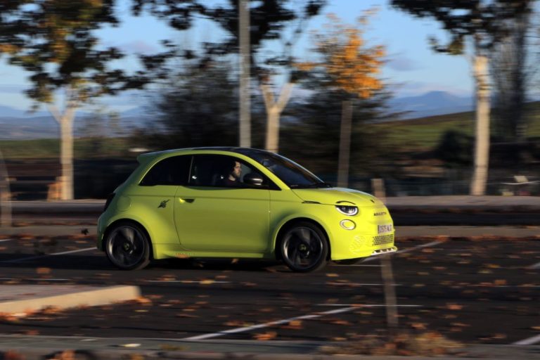 Abarth 500e Turismo. Probamos un escorpión que ahora pica en silencio