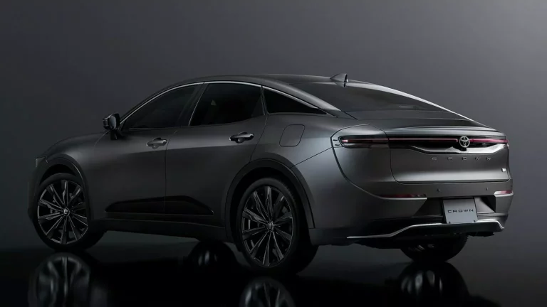 Este es el Toyota Crown con la pintura mate más limpia del mundo