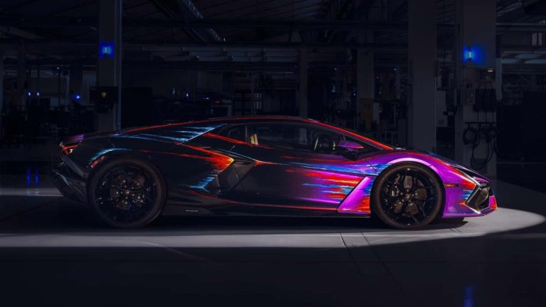 Este Lamborghini Revuelto ha pasado 435 horas en el taller de pintura