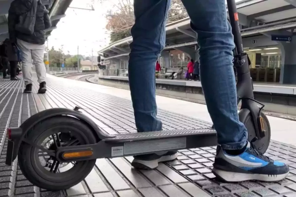 Dolores (55), agente de seguros: ‘La gente se lo toma a broma, pero no tener seguro en tu patinete eléctrico te puede costar 1.000 euros… y hasta llevarte a la cárcel’ 241 Motor16 2023 patinete electrico tren metro renfe Motor16