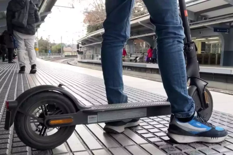 Tras prohibir el acceso a los patinetes eléctricos en el metro, Renfe tiene malas noticias para quienes los usan