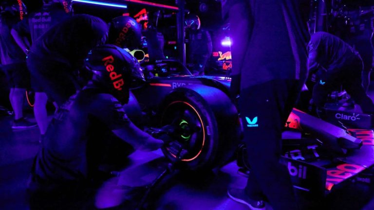 Los mecánicos de Red Bull se marcan un pit-stop con los ojos cerrados