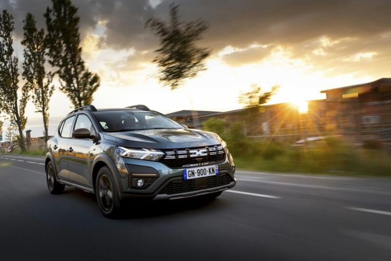 Dacia Sandero y Tesla Model Y se juegan el trono europeo