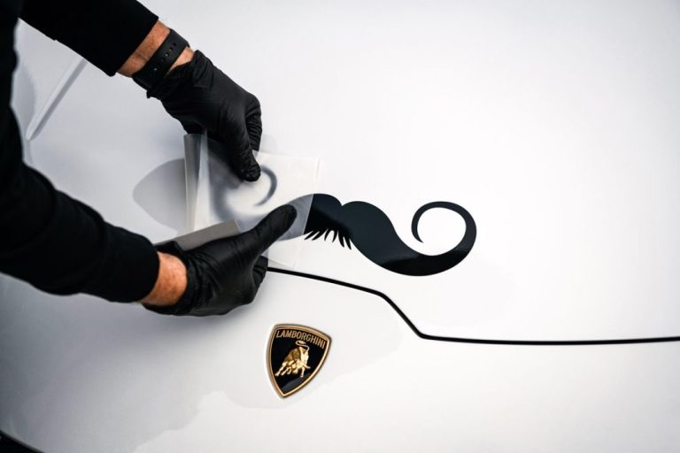 ¿Por qué 1.600 Lamborghini se han paseado con un bigote sobre el capó?