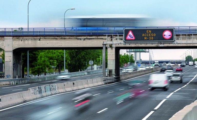 Los mensajes que la DGT lleva a los paneles luminosos de las carreteras en invierno