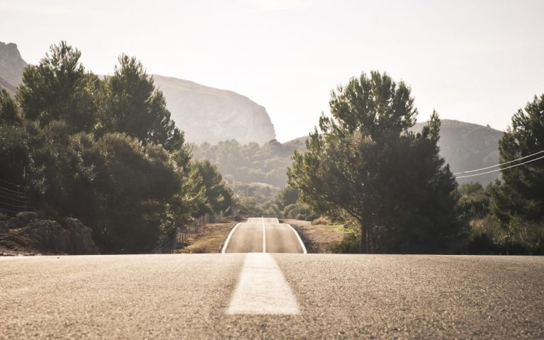 La DGT te recuerda quién tiene prioridad en una carretera estrecha