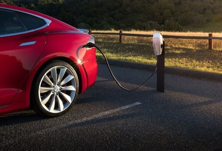¿Quieres comprar un coche eléctrico o híbrido enchufable? Estos son los más vendidos