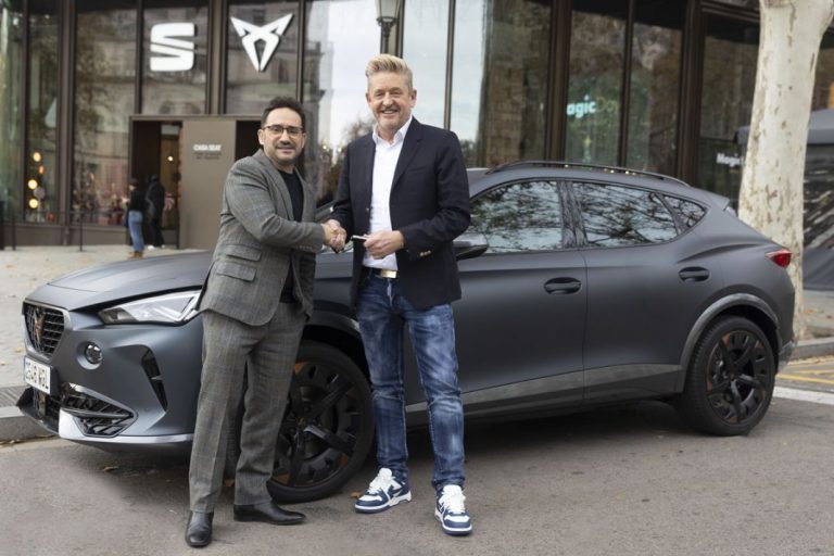 El nuevo coche que conduce el director de cine J.A. Bayona