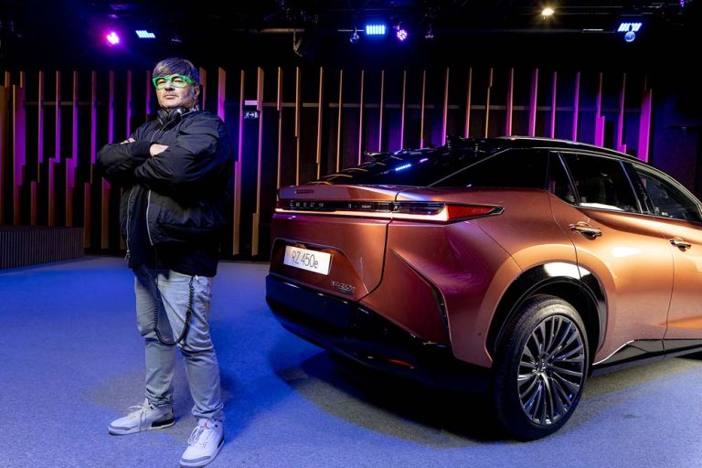 Lexus RZ 450e y DJ Wally Lopez. Locos por la música