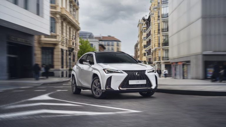 Lexus UX 300h 2025: Más potencia y tracción total para este SUV híbrido