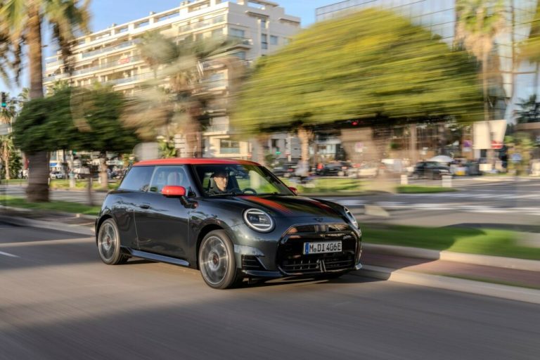 El Mini Cooper SE 2025 tendrá acabado John Cooper Works… pero no será más potente