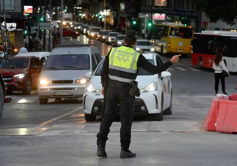 La DGT responde: Un semáforo, una señal de STOP o un agente de tráfico. ¿Qué tiene prioridad?