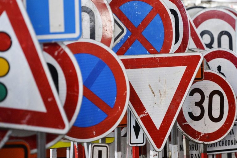 P-24a: La nueva señal que la DGT ya ha comenzado a colocar en algunas carreteras. ¿La conoces?