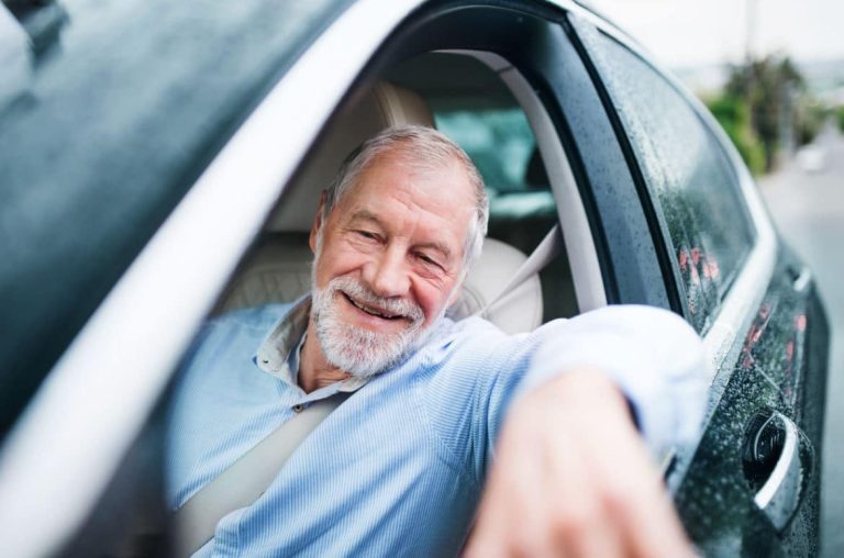 El lujo no conquista a los españoles: descubre el coche que comprarían si ganaran el Gordo de la Lotería de Navidad
