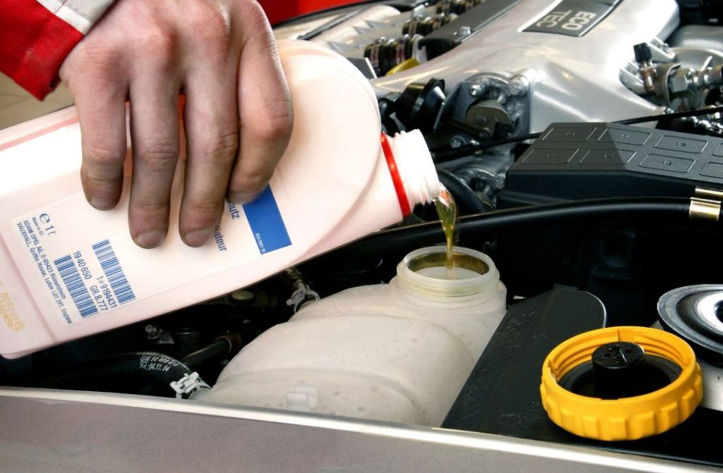 Averías evitables en tu coche: tres revisiones de menos de 50 euros que ahorran hasta 2.000 euros en el taller 1 Motor16 anticongelante 2 Motor16