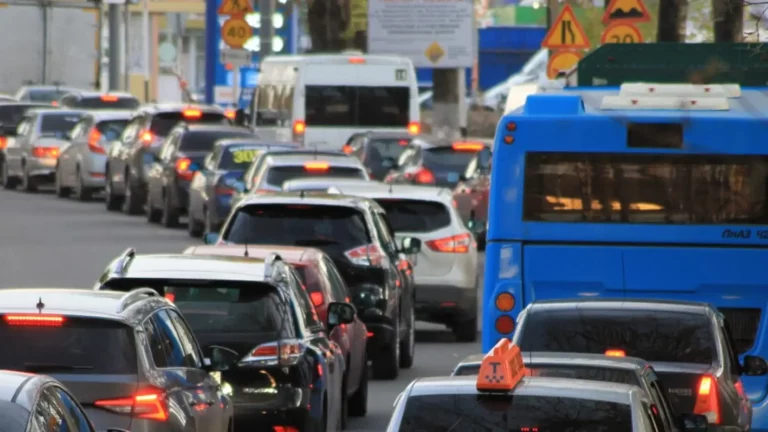 3 trucos para gastar menos gasolina cuando estás en un atasco