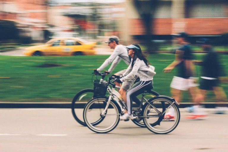 Si te mueves en bicicleta eléctrica por la ciudad, esto es lo que necesitas para sobrevivir