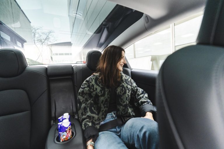 Cabify rompe esquemas y cambia su seña de identidad por Navidad