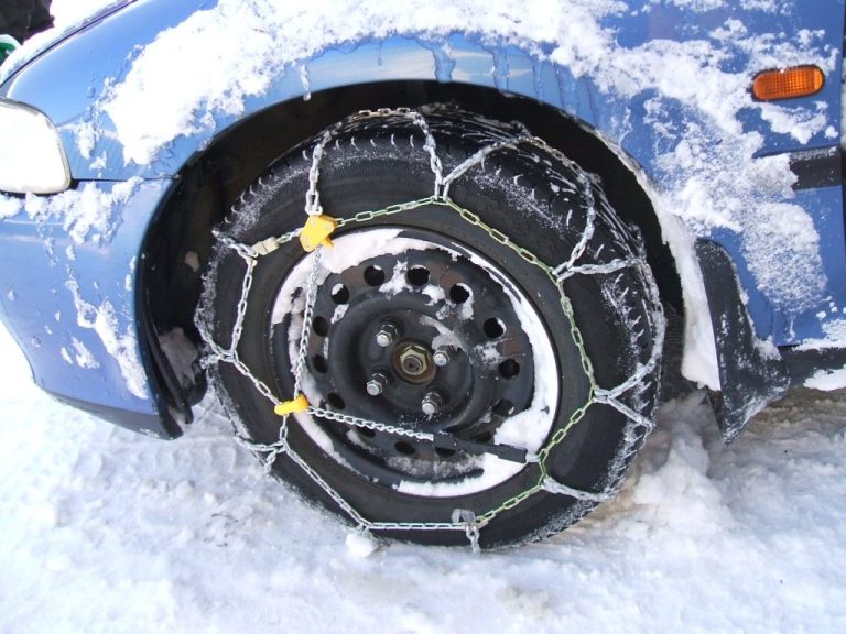 ¿Me obliga la DGT a llevar cadenas para la nieve en el coche?