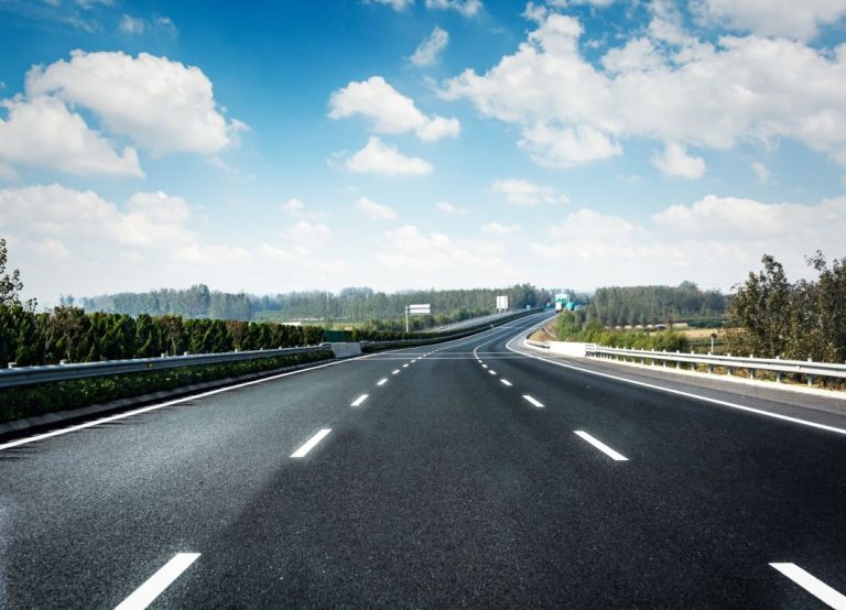 La multa de 200 euros de la DGT por no encender las luces del carril reversible