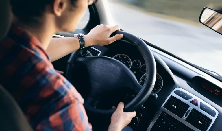 Descubre los coches de 500 CV o más con cambio manual, una combinación única y potente que te sorprenderá
