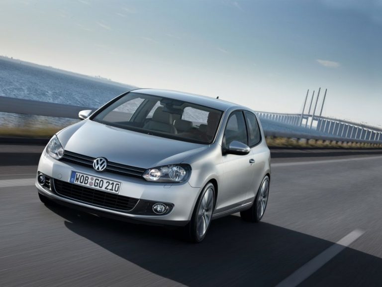 La multa que la DGT te puede poner por llevar las luces del coche encendidas de día