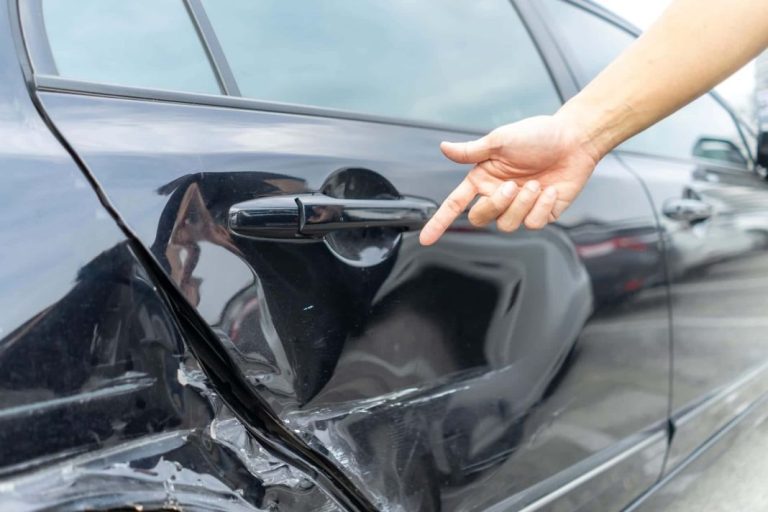 ‘Un golpe en el coche y una nota en el cristal’: La nueva estafa ante la que tienes que estar preparado