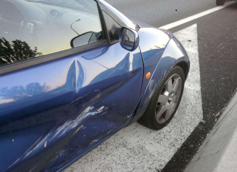 Ricardo (50), agente de seguros: "Esto es lo que debes hacer si tu coche ha sufrido daños en un aparcamiento público." 2 motor16 coche atropellado en el aparcamiento