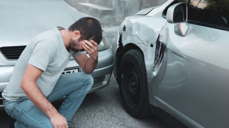 Así puedes reparar un golpe en tu coche sin pasar por el taller