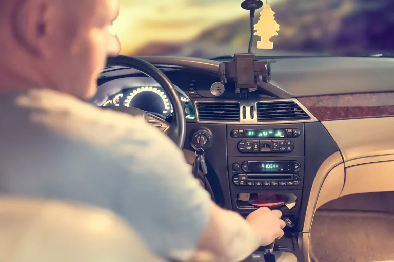 Las canciones que la DGT no quiere que escuches en el coche