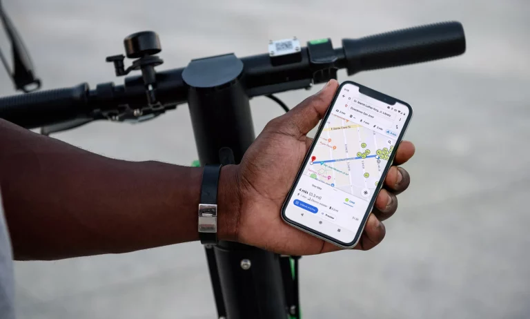 Google Maps y Waze tienen la solución a las plegarias de usuarios de patinetes y bicicletas
