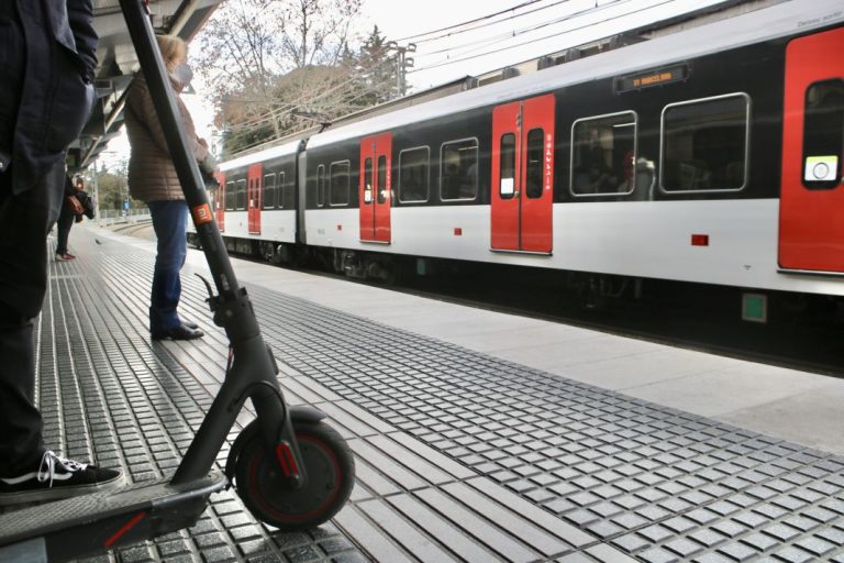 La única forma legal para llevar tu patinete eléctrico en el transporte público
