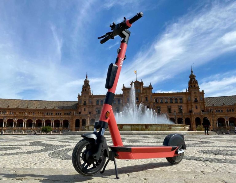 La DGT te dice qué patinete eléctrico tiene el certificado obligatorio para usarse más allá de 2027