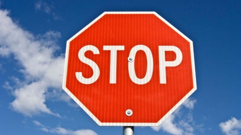 Radares de STOP y de línea continua: Así funcionan y así son las multas que te pueden poner