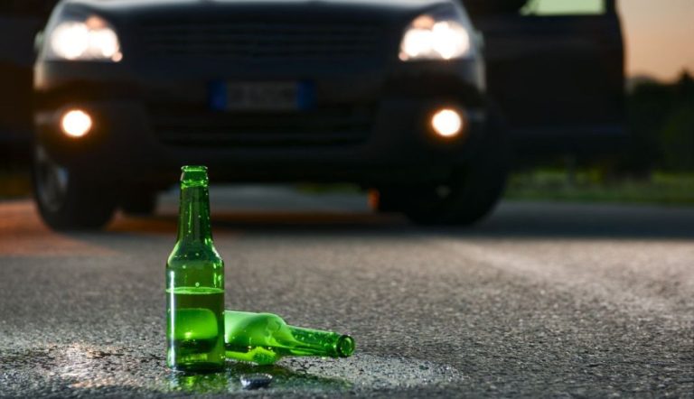 Llegan las comidas y cenas de empresa: La DGT te recuerda dónde están los límites con el alcohol