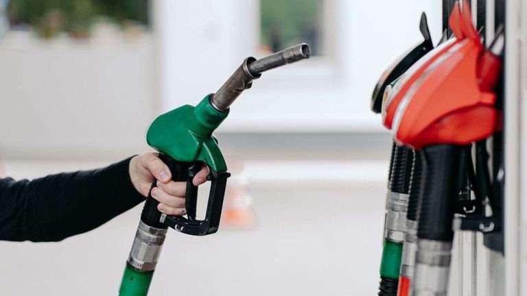 El descuentazo en gasolina que Repsol y Cepsa te ofrecen por Navidad
