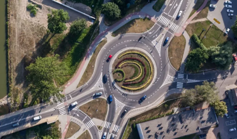 La Guardia Civil de Tráfico que dice cómo circular por una rotonda