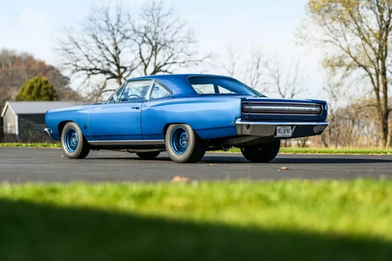 Este Plymouth Road Runner esconde una gran sorpresa bajo el capó