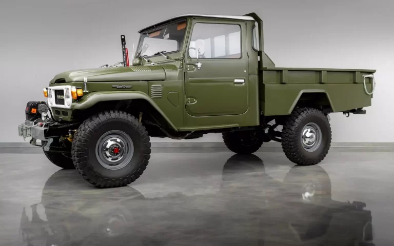 Este inmaculado Toyota FJ45 está buscando hogar