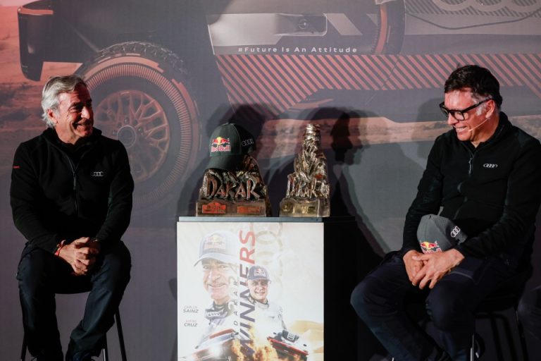 Carlos Sainz: ‘Este es el Dakar en el que Lucas más me ha regañado’