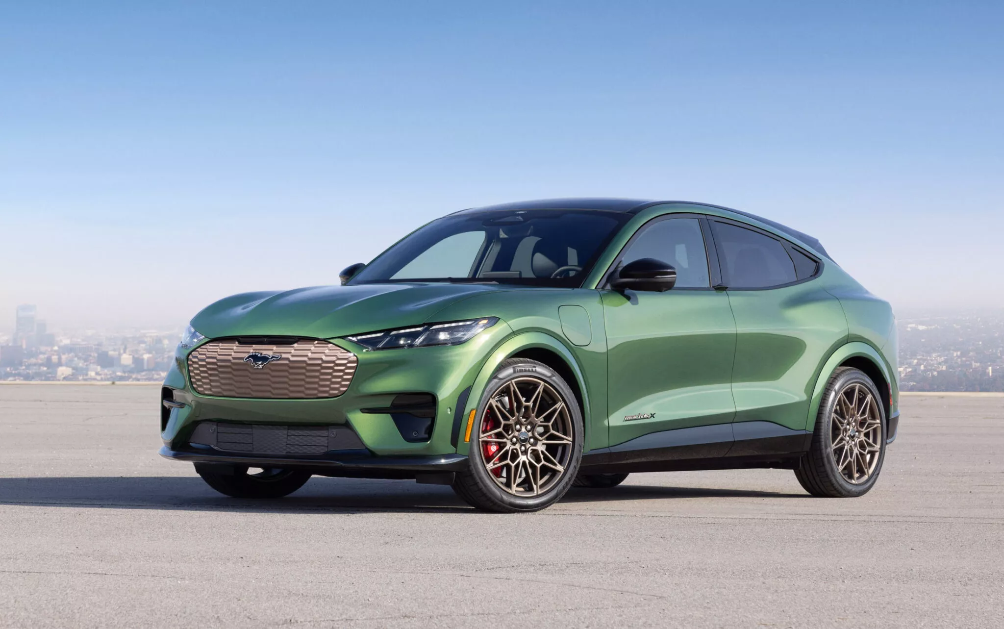 2024-Ford-Mustang-Mach-e-GT-Bronze-Appearance-3 2024 Ford Mustang Mach-E GT. Imagen portada.