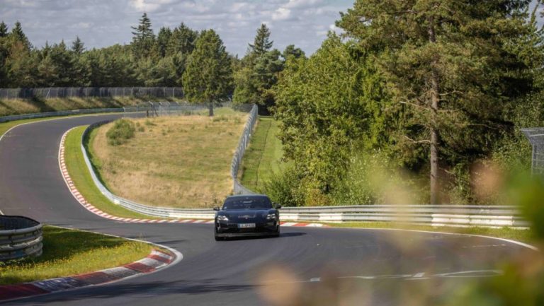 El futuro Porsche Taycan vuela sobre Nürburgring y pulveriza al Model S