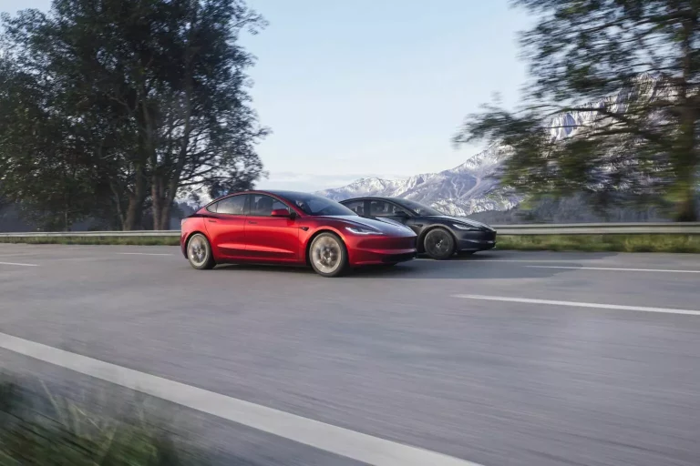 El banco que quiere que tengas un coche eléctrico. Y te ponen un Tesla Model 3 a tiro