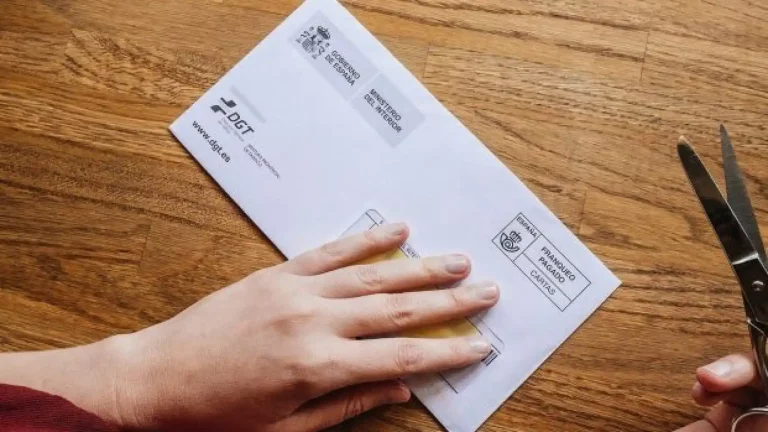 ¿Tienes más de 65 años? ¿Tienes que renovar el carnet de conducir? Esta es la carta de la DGT que te debería de llegar en breve